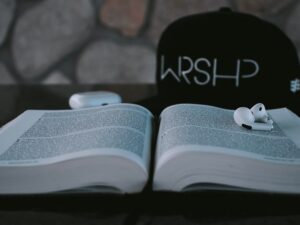 aaron-burden-SOgWvdpfbBs-unsplash